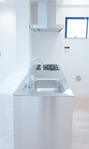 余計なものが一切ないシンプルモダンなキッチン