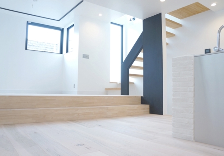 段差で仕切るリビングとダイニング