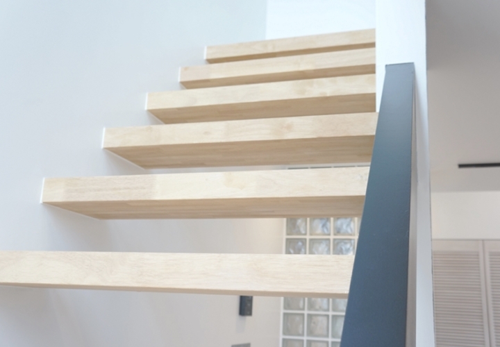 圧迫感のないスリット階段の踏み板