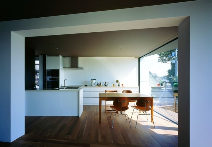 リビングからダイニング・キッチンを見る