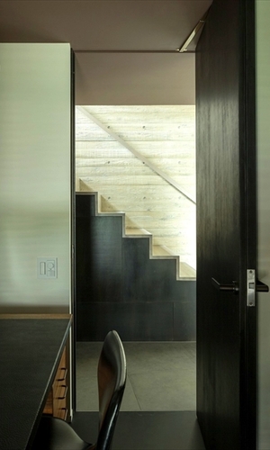 書斎から階段ホールを見る