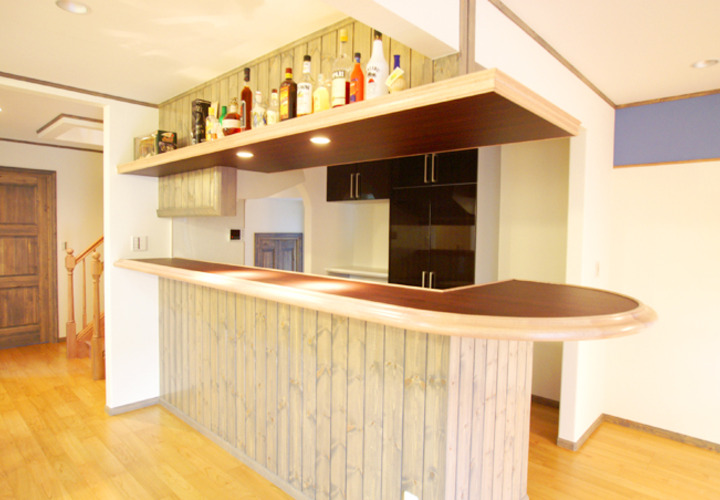 カウンターバーのある家