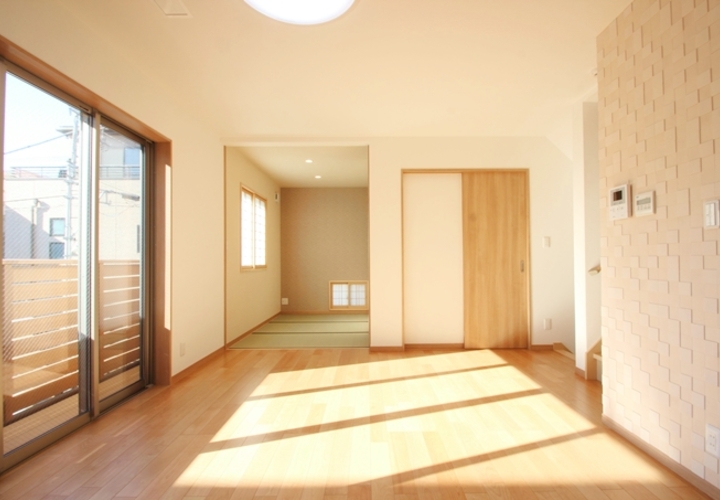 リビングと和室、右の袖壁にエコカラットでアクセント