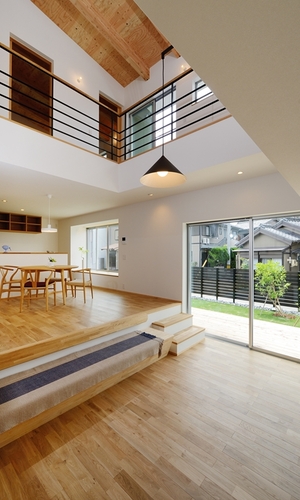 家族それぞれの居場所をつなげる大きな吹抜け