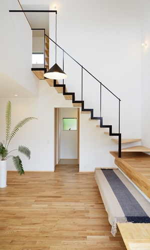 白い空間にアクセントとなる黒い稲妻階段