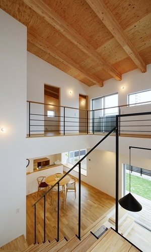 野地合板あらわしとした吹抜けの天井