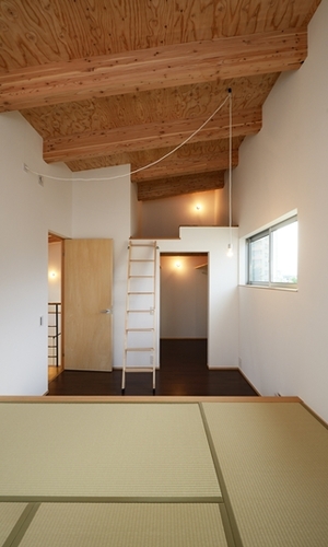 ウォークインクローゼットとロフトのある畳敷きの寝室