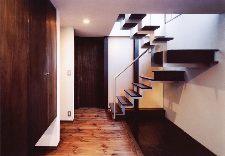 オープンな階段のある玄関