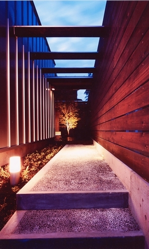 パーゴラのあるアプローチ