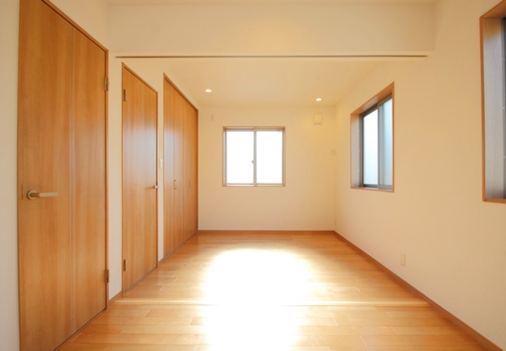 ９畳の子供室、中央のレールに間仕切り壁を建てて間仕切りに