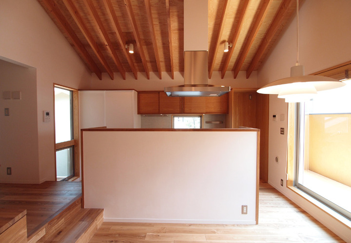 ダイニングよりキッチンを見る