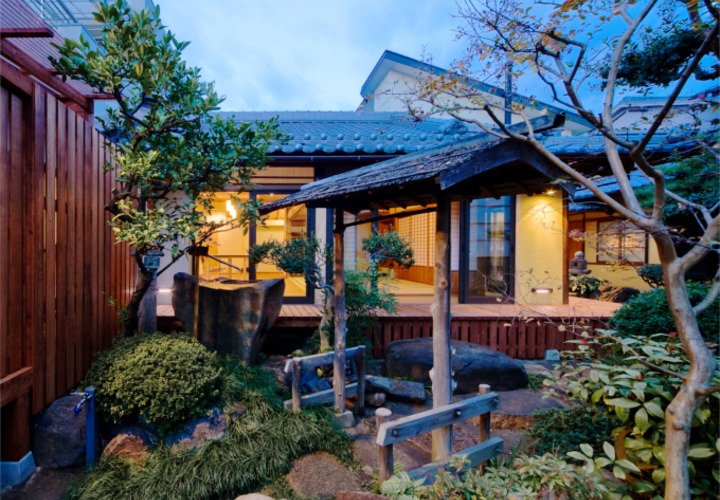 ダイニング側の庭からの夕景