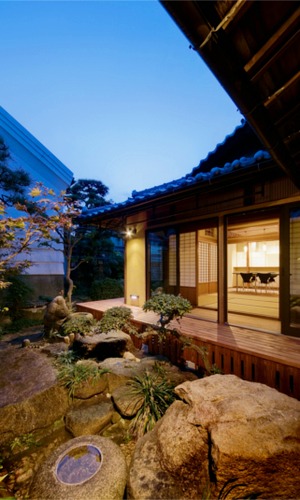 座敷側の庭からの夕景