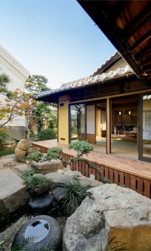 座敷側の庭からの外観