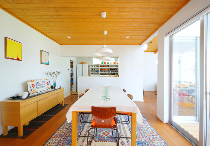 木製家具の色調に合わせた明るいリビング