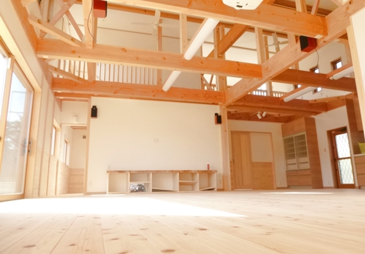 上階と繋がる梁のある吹き抜け