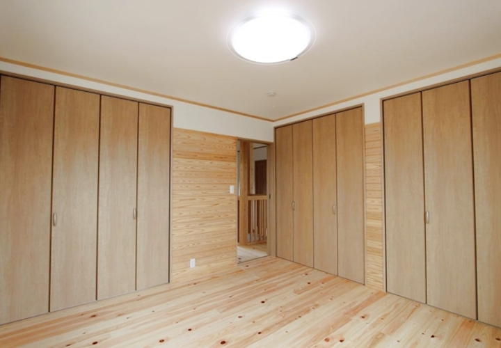 天井まである収納扉