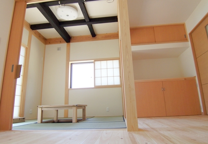天井に黒い梁のある和室