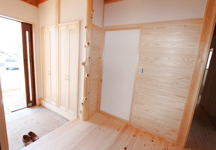 自然木の柱をアクセントにしたナチュラルな玄関