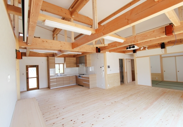 仕切らず広々と開放的なLDK