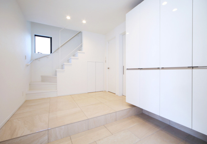 明るく開放的な玄関