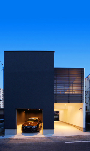 電動シャッター付のビルトインガレージ