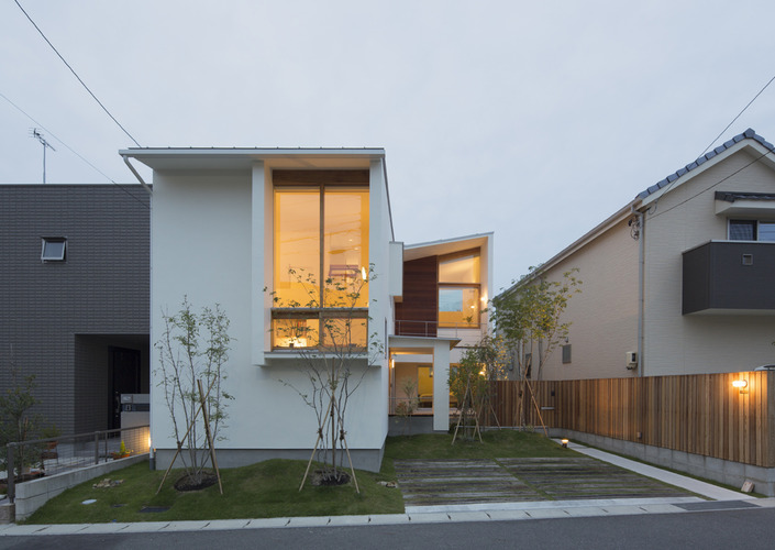 長湫の家／アイランドキッチンとアトリエのある家