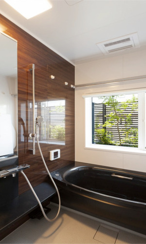 植栽が望めるバスルーム