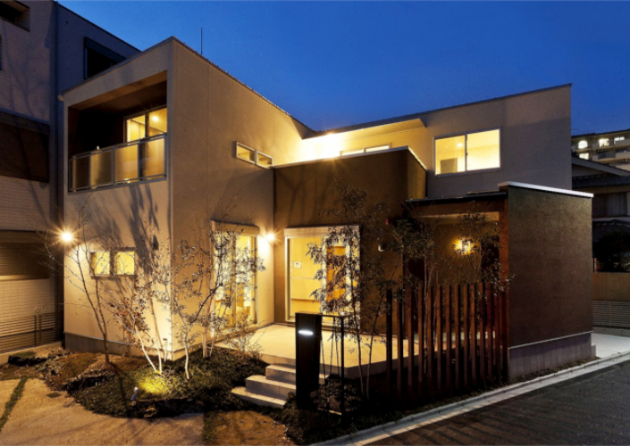 三角形の敷地に建つエレガントな家