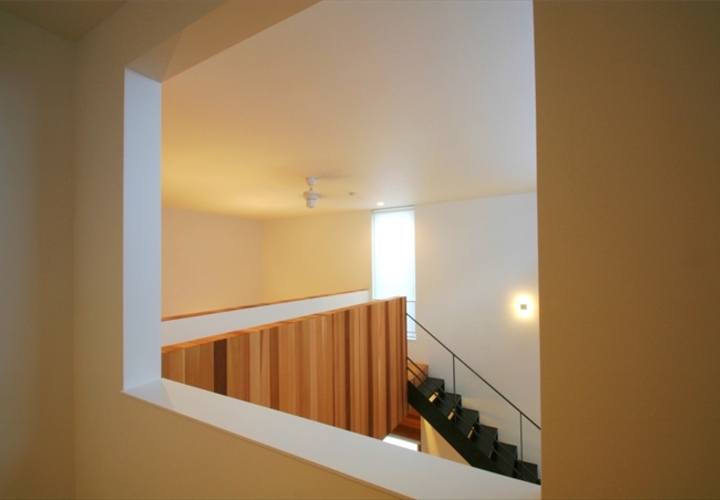 洋室から開口越しにブリッジを見る