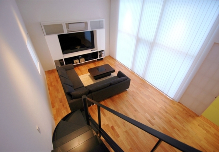 階段からリビングを見下ろす