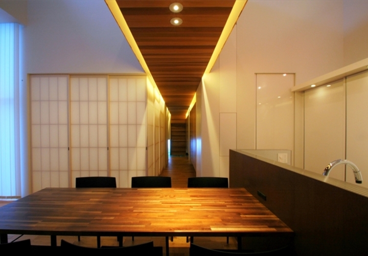 ダイニングから玄関を見返す