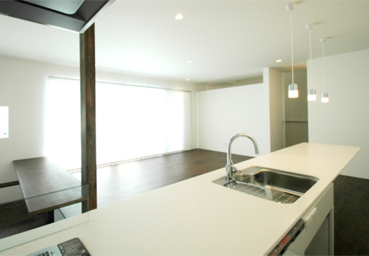 キッチンからリビングを見る