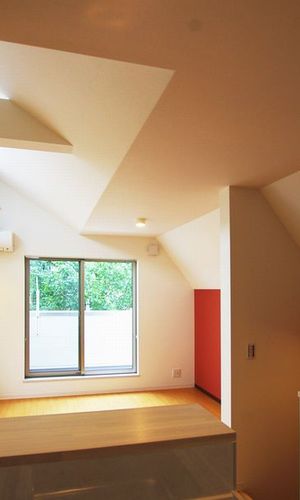 スロープリーリングと赤いインテリア