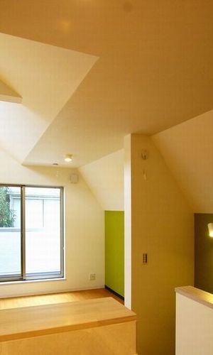 スロープシーリングと緑のインテリア