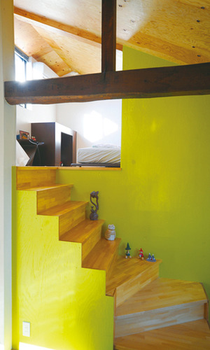 ロフトと月見台へ向かう階段