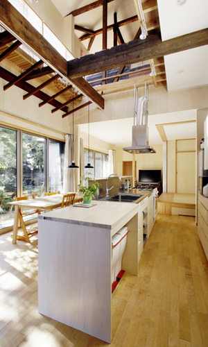 家の中心となるアイランドキッチン