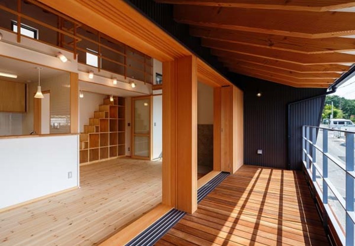 デッキテラスと一体になったリビングダイニング