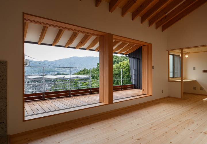 生駒山を望む開放的なリビングダイニング