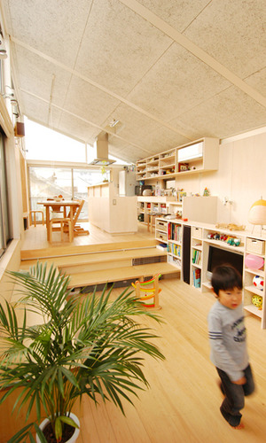 スキップしてつながるリビングとダイニング