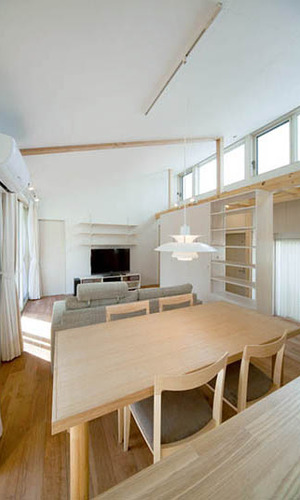 ハイサイドライトが照らす明るいリビング