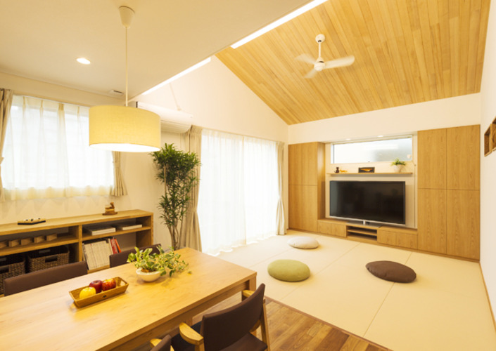 たたみリビング ～くつろぎ空間と暮らしやすさをデザインした家～