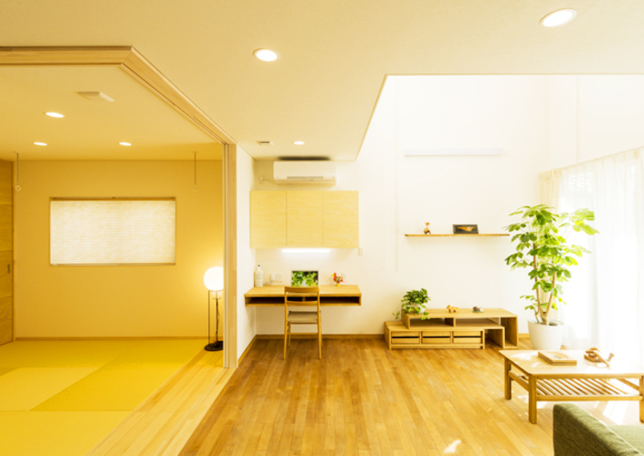 敷地を活かした光あふれるリビングの家