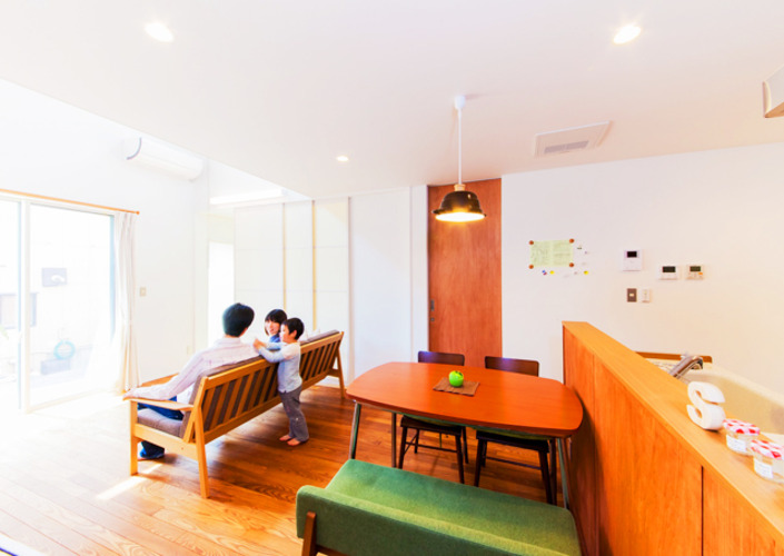 木の質感にこだわった暮らしやすいコンパクトな家