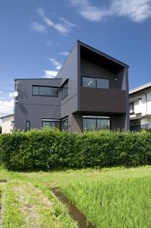 窓が景色を切り取る家