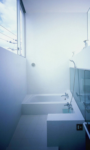 スタイリッシュな印象の白いバスルーム