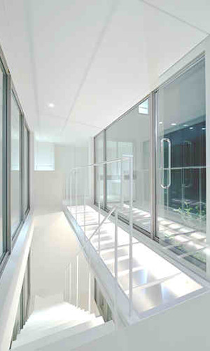 F邸　寝室ヘと繋がる浮遊感のあるブリッジ