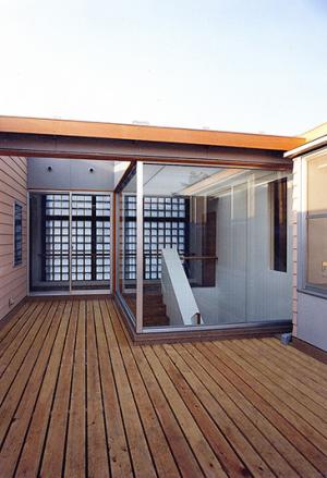 シースルー階段のある家