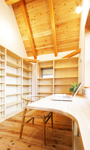 東向きの気持ちの良い書斎