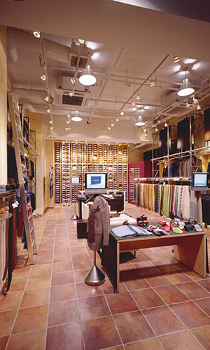 スケルトンの天井が雰囲気を醸し出す